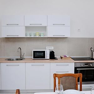 Apartments & Rooms Flowers